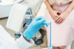 doctor peforming smear test with female patient